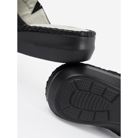 J. Star Slippers pour femmes noires avec un insert en cuir 1