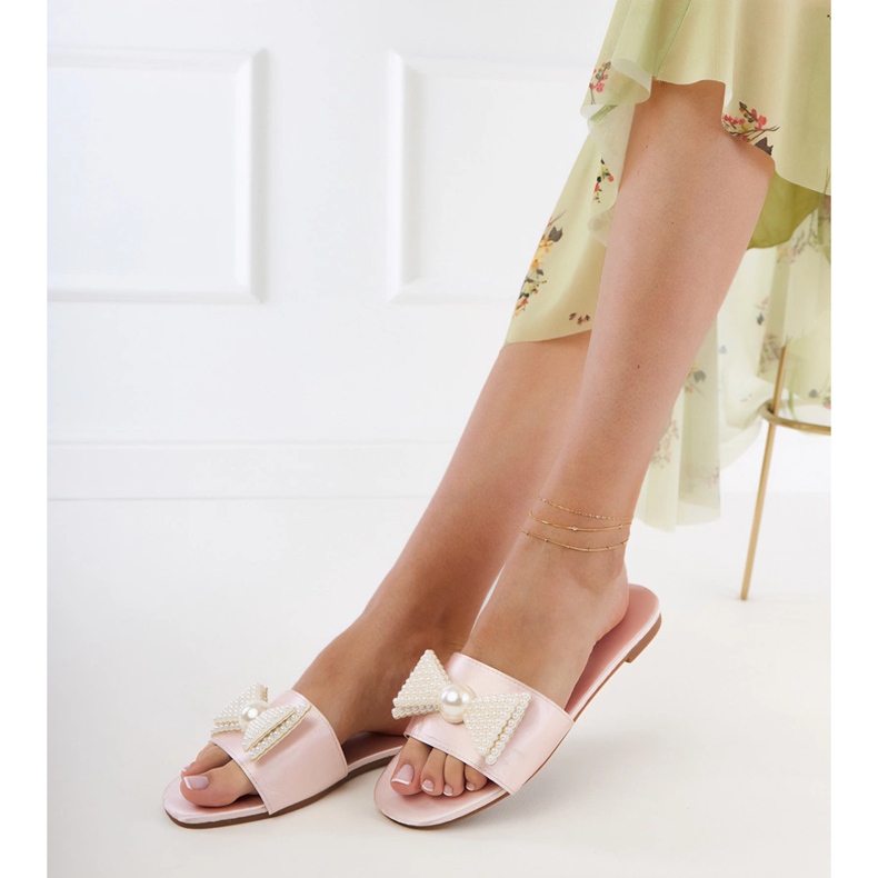 Seastar Les tongs en satin beige avec un arc dans les perles 1 Seastar Les tongs en satin beige avec un arc dans les perles 1