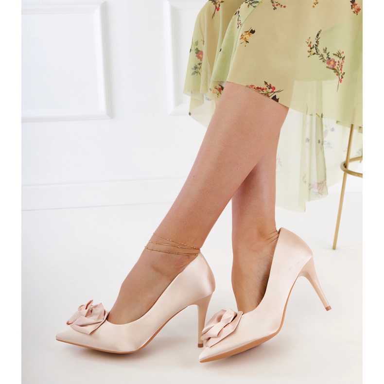 Pompes en satin beige avec une fleur 1