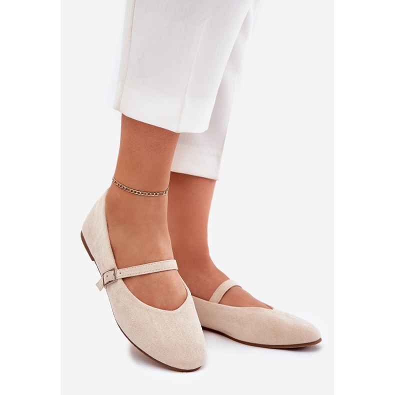 Ballerines plates avec une ceinture beige en daim eco 1