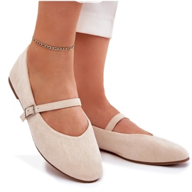 Ballerines plates avec une ceinture beige en daim eco 9