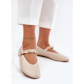 Ballerines féminines avec une ceinture et des épingles dorées beige 2