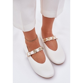 Ballerines féminines avec une ceinture et des épingles dorées blanches 5