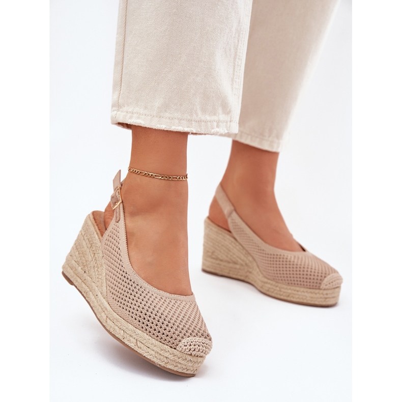 Sandales féminines pour coin avec une tresse d'obscurité beige 2