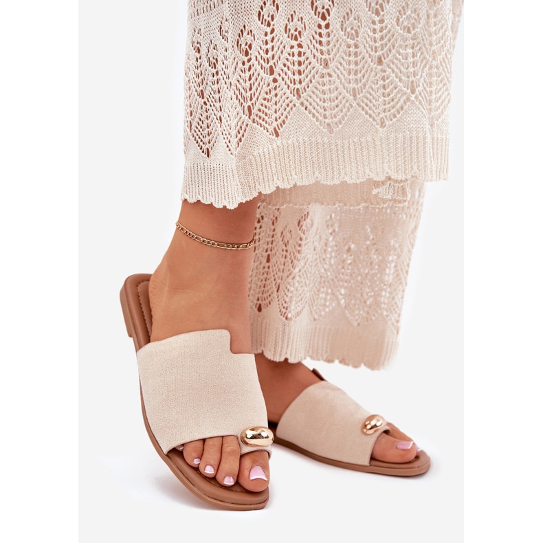 Les tongs plats des femmes avec des détails dorés beige 1