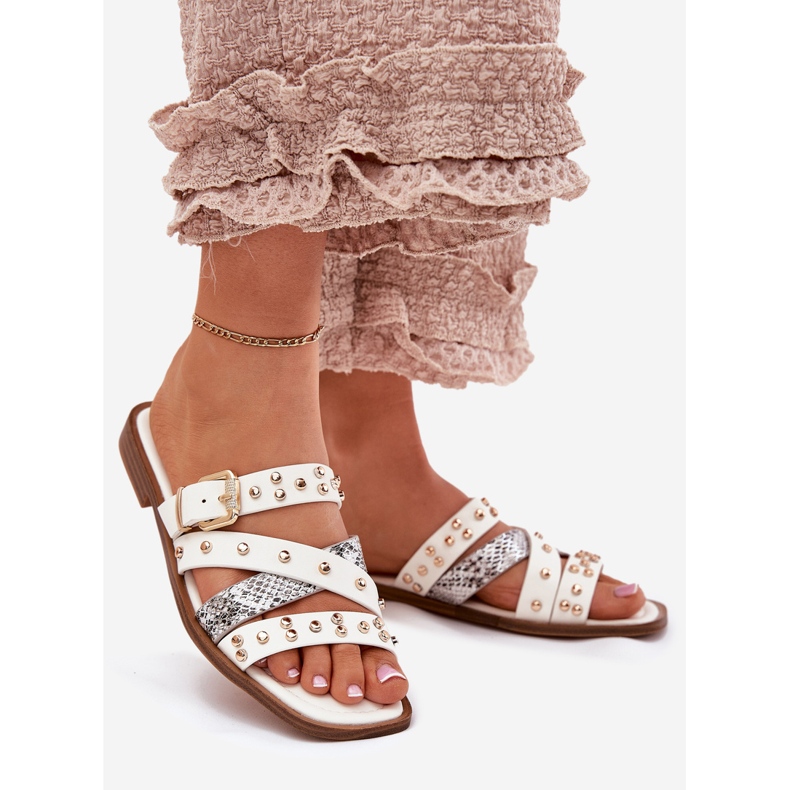 Les tongs pour femmes à thèmes pour femmes décorés avec des rayures et une pince blanche 1 Les tongs pour femmes à thèmes pour femmes décorés avec des rayures et une pince blanche 1