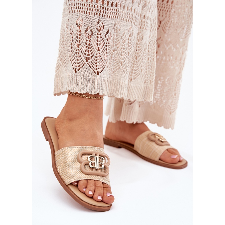 Les tongs plats des femmes avec des détails décoratifs beige 2