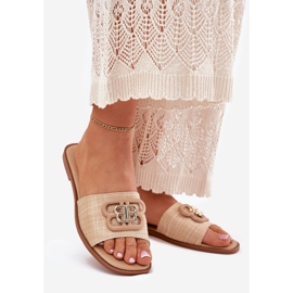 Les tongs plats des femmes avec des détails décoratifs beige 1