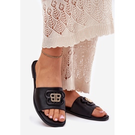 Les tongs plats des femmes avec un détail décoratif noir le noir 1 Les tongs plats des femmes avec un détail décoratif noir le noir 1