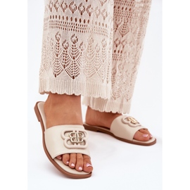 Les tongs plats des femmes avec des détails décoratifs beige 2 Les tongs plats des femmes avec des détails décoratifs beige 2