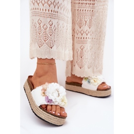 Les tongs pour femmes avec une plate-forme de fleurs avec une tresse blanche 2