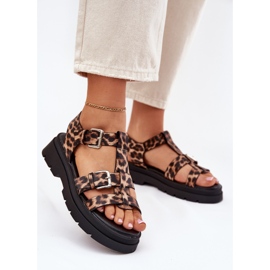 Sandales en cuir écologique pour femmes avec pinces à boucle léopard beige 2 Sandales en cuir écologique pour femmes avec pinces à boucle léopard beige 2