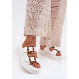 Éco-pantoufles pour femmes en cuir sur la plate-forme avec des boucles blanches 2