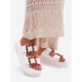 Éco-pantoufles pour femmes en cuir sur la plate-forme avec des boucles blanches 1