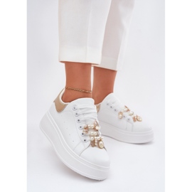 Baskets pour femmes sur la plate-forme avec des épingles, blanc et or 2