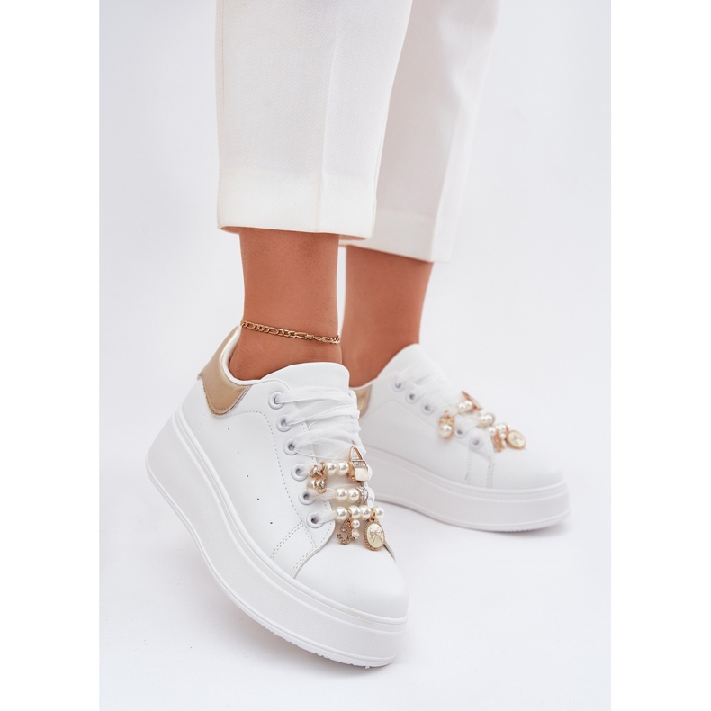 Baskets pour femmes sur la plate-forme avec des épingles, blanc et or 2
