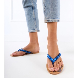 Les tongs bleus décorés de cailloux 1