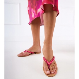 Les tongs roses décorés de cailloux 1