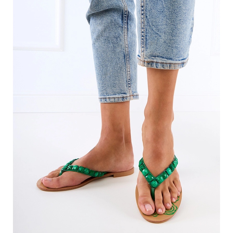 Les tongs verts décorés de cailloux 1