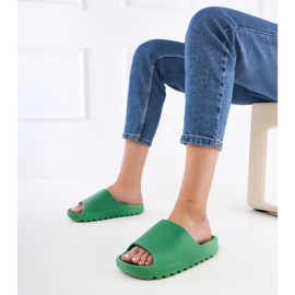 Les tongs en caoutchouc des femmes vertes 1