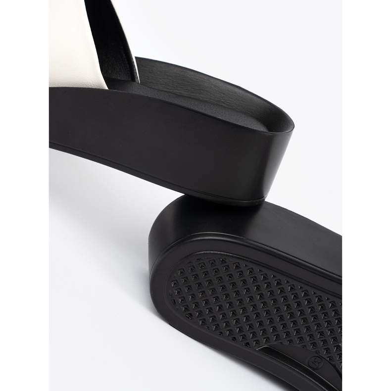 Goodin Les tongs noirs et blancs sur un coin bas 1