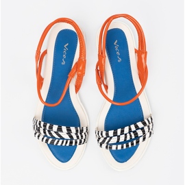 Sandales multicolores sur une semelle plate 4