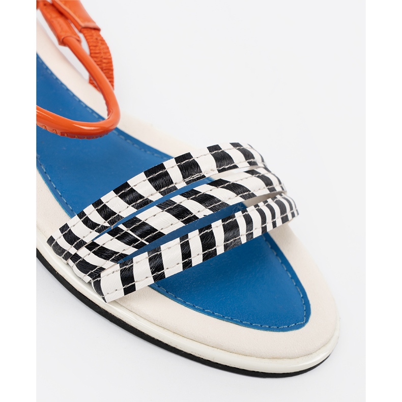 Sandales multicolores sur une semelle plate 1