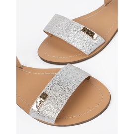 Goodin Sandales blanches sur une semelle plate avec une sangle en argent multicolore 5
