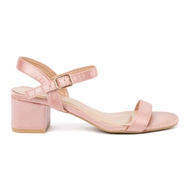 Sandales rose clair sur le poteau 2