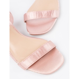 Sandales rose clair sur le poteau 1