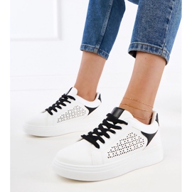 Baskets blanches avec inserts noirs sur la plate-forme 1