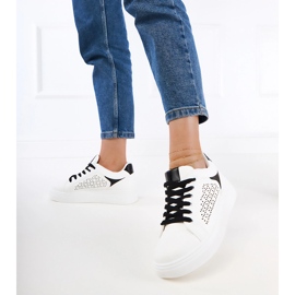 Baskets blanches avec inserts noirs sur la plate-forme 3
