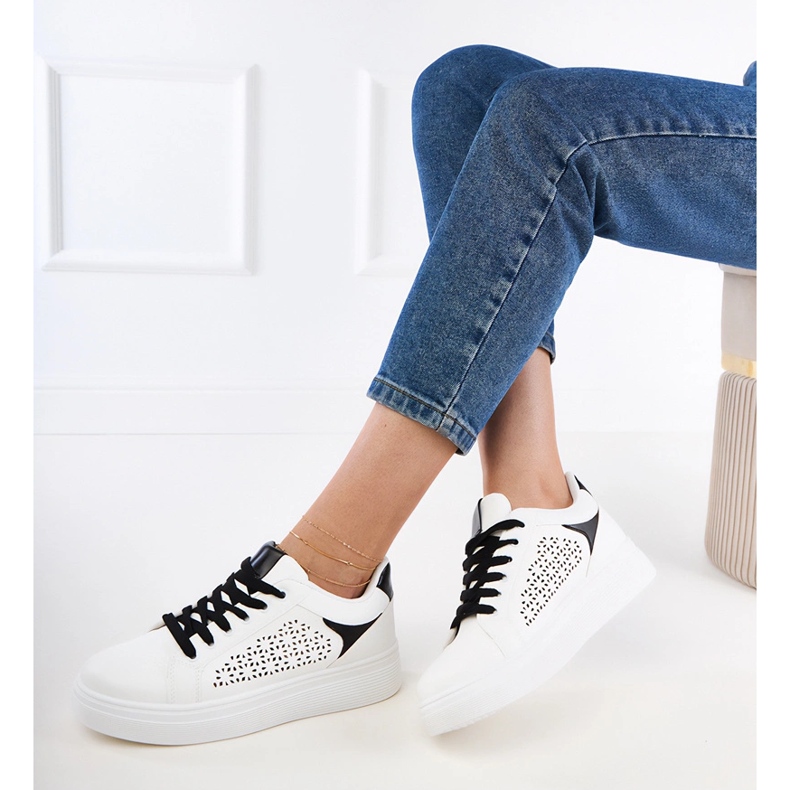 Baskets blanches avec inserts noirs sur la plate-forme 2