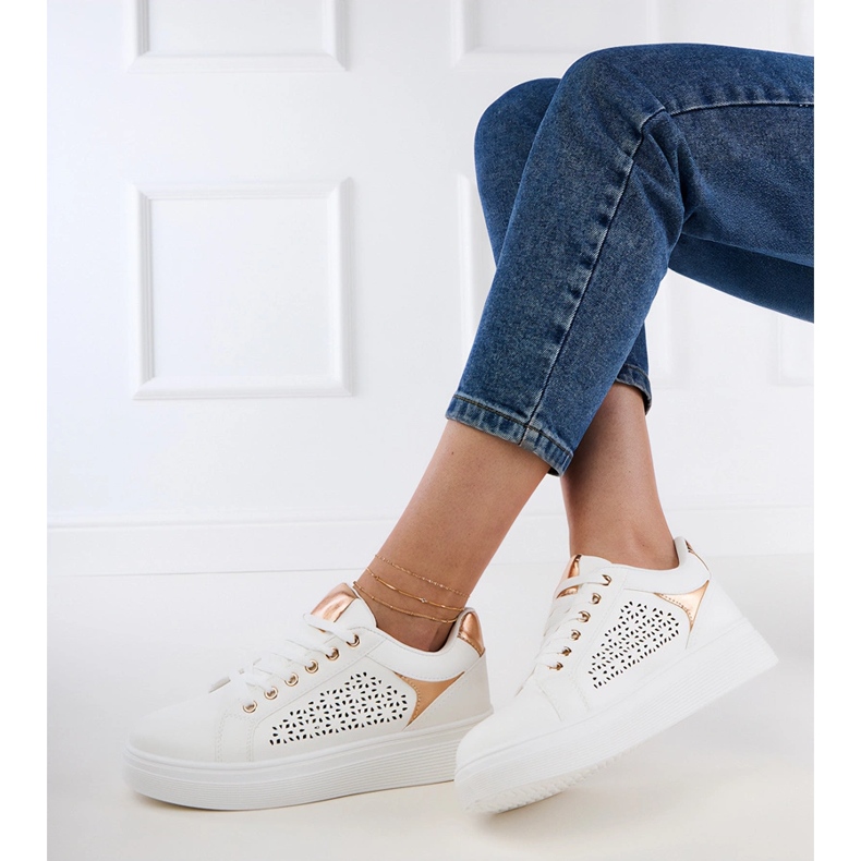 Baskets blanches avec inserts en or sur la plate-forme 2