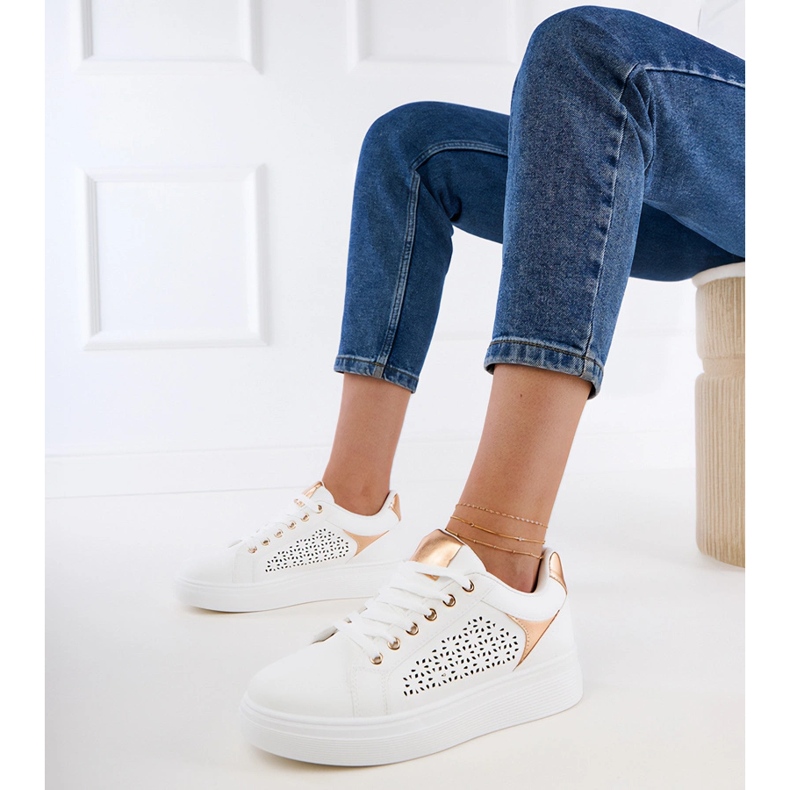 Baskets blanches avec inserts en or sur la plate-forme 1
