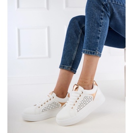 Baskets blanches avec inserts en or sur la plate-forme 3