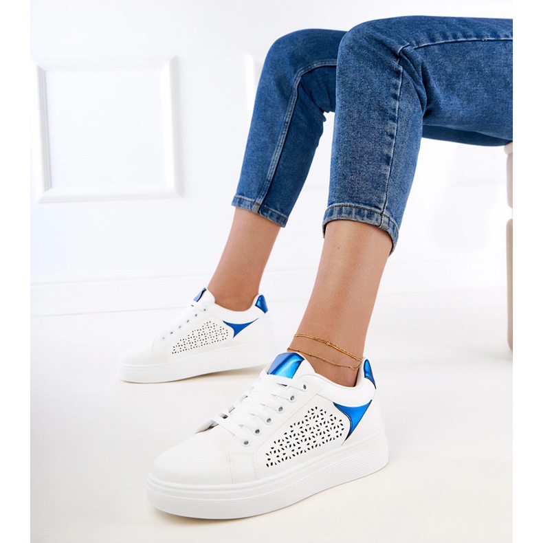Baskets blanches avec des inserts bleus sur la plate-forme 2