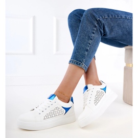 Baskets blanches avec des inserts bleus sur la plate-forme 4