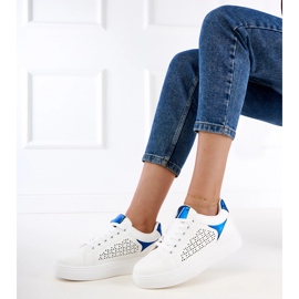 Baskets blanches avec des inserts bleus sur la plate-forme 3