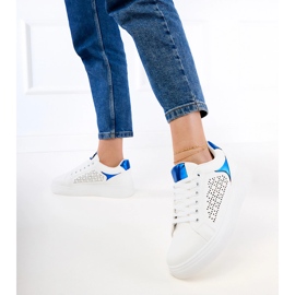 Baskets blanches avec des inserts bleus sur la plate-forme 5