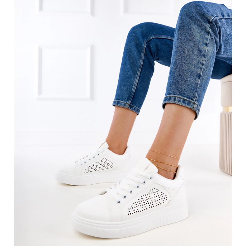 Baskets blanches sur la plateforme 1