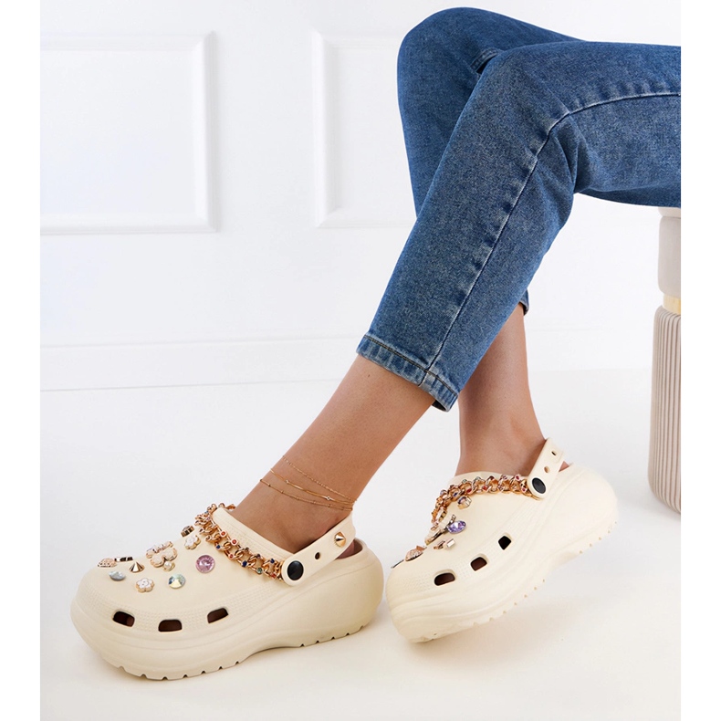 Flip beige -flops construits avec des décorations 2