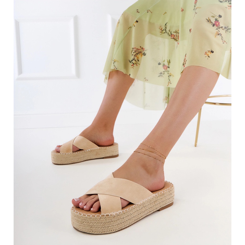 Espadrilles beige avec rayures sur la plate-forme 1