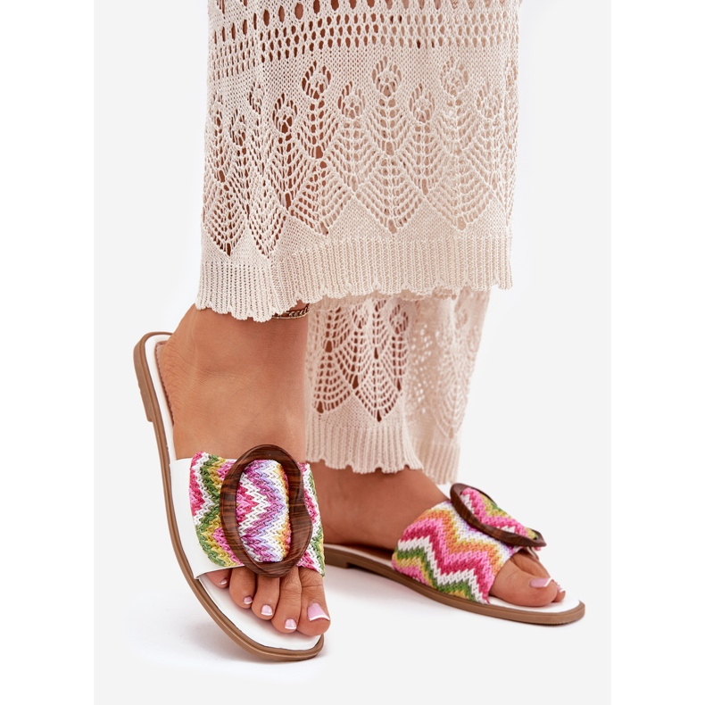 Les tongs plats des femmes avec une boucle blanche décorative 1 Les tongs plats des femmes avec une boucle blanche décorative 1