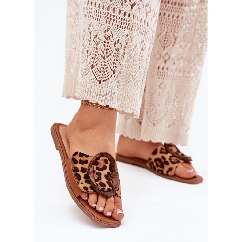 Les tongs plats des femmes avec une boucle de léopard décorative brun 2