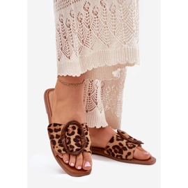Les tongs plats des femmes avec une boucle de léopard décorative brun 1