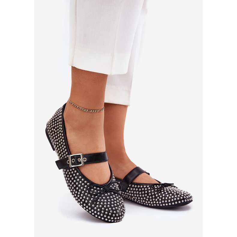 Ballerines décorées avec un arc et une ceinture noire 1