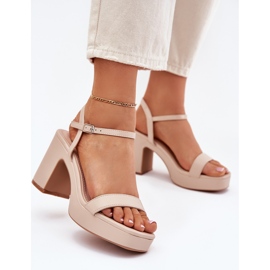 Sandales en cuir écologique sur le post Beige 1