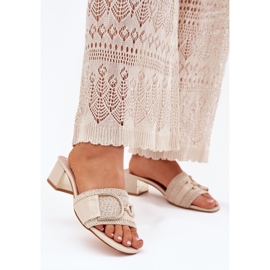 Talons hauts pour femmes avec un détail décoratif beige 2