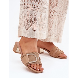 Talons des femmes avec un détail beige foncé décoratif 2